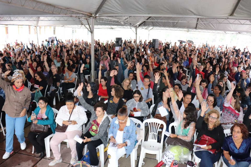 Professores municipais de Belo Horizonte decidem manter greve