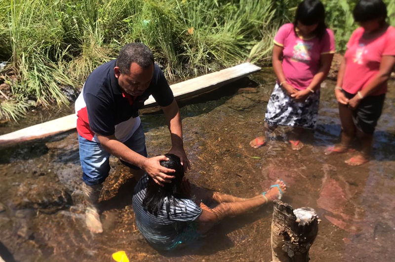 Pastor viaja 600 km toda semana para batizar indígenas no MT: “Aceitam Jesus com muita alegria”