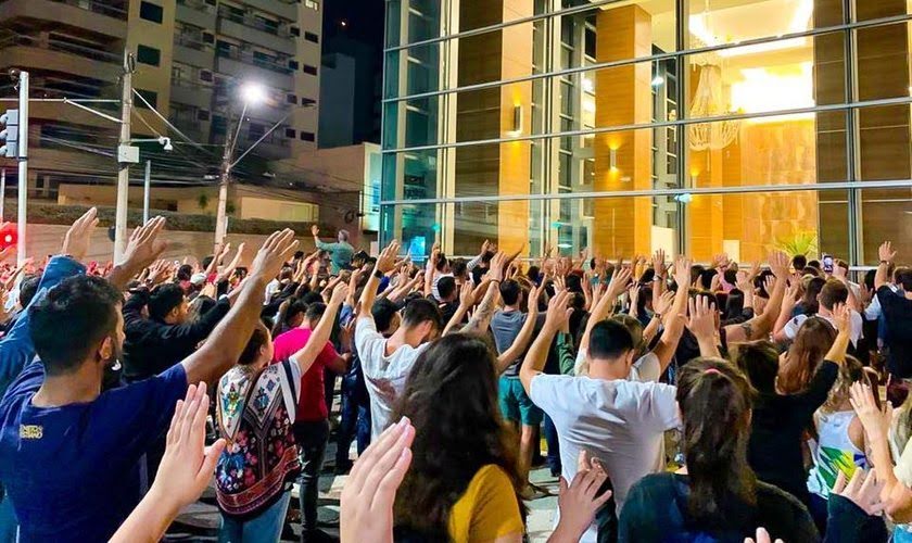Multidão se reúne para orar em shopping onde jovens cometeram suicídio