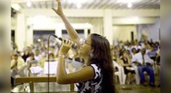 Pastorinha do YouTube prega de gloss e saltinho