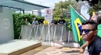 Evangélicos protestam contra novela em frente à sede da TV Globo no DF