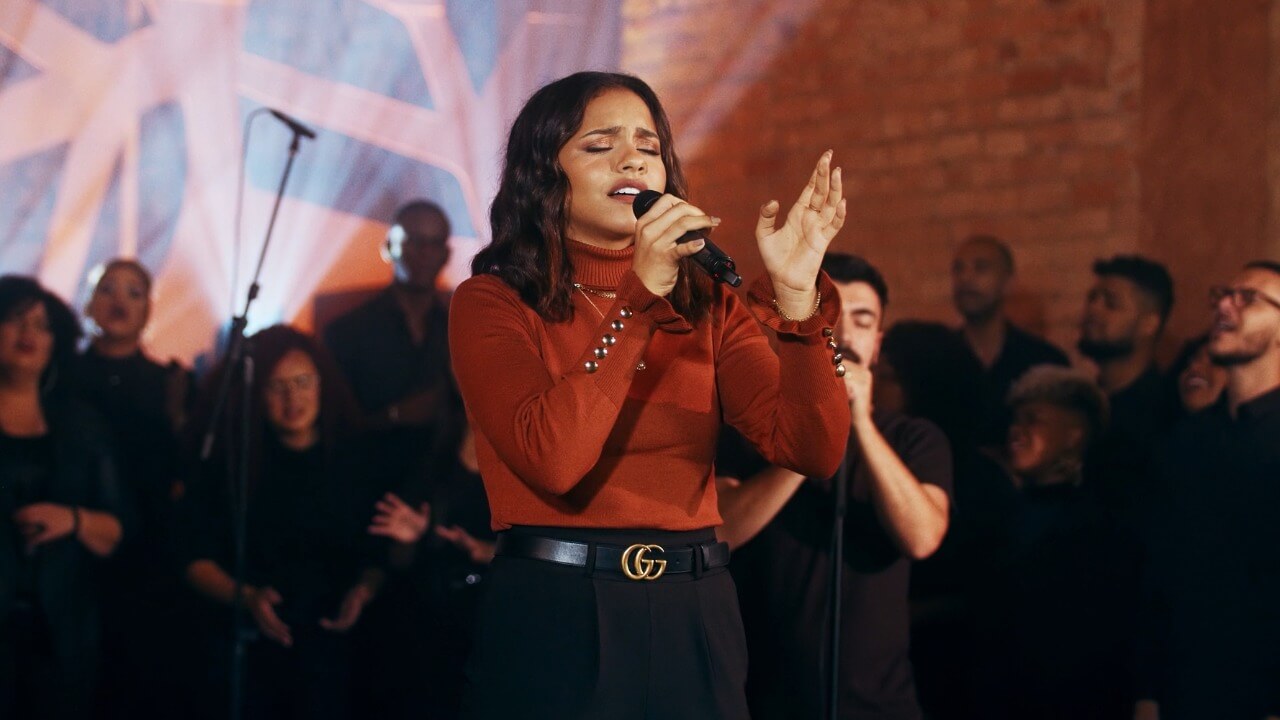 Julia Vitória traz toda a influência norte-americana em seu novo single “Som  das Águas” - Gospel Minas