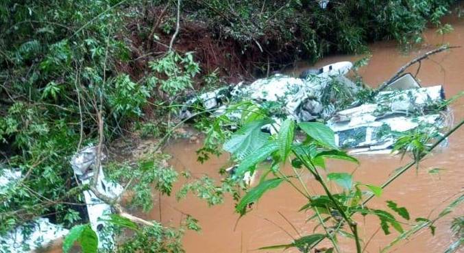 Destroços do avião de pequeno porte que caiu no interior do Paraná